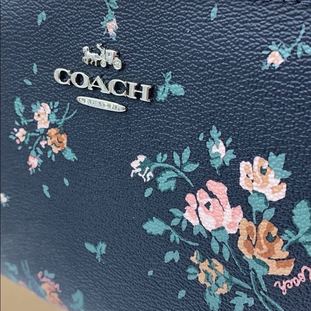COACH ZIP TOP CROSSBODY WITH ROSE BOUQUET PRINT - Picture 9 of 16